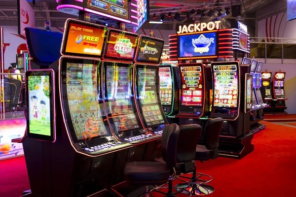 Aviator crash game interface showing multiplier counter and cash-out button